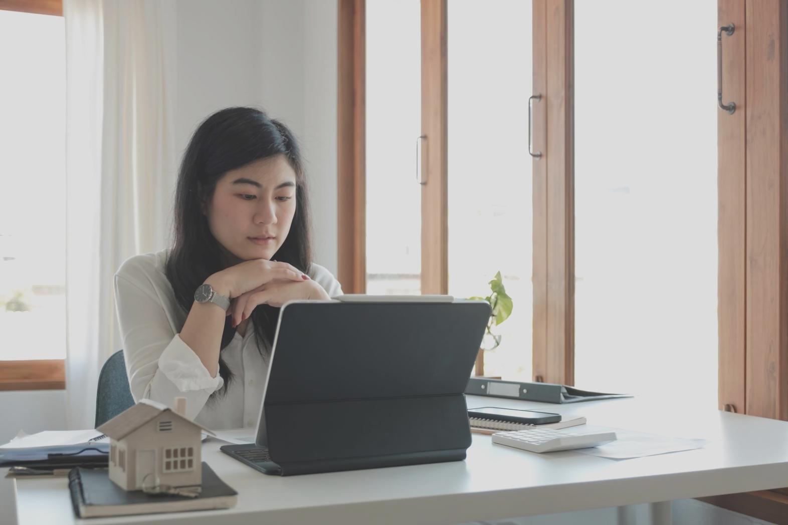 Estudiante analizando gráficos de trading en computadora portátil