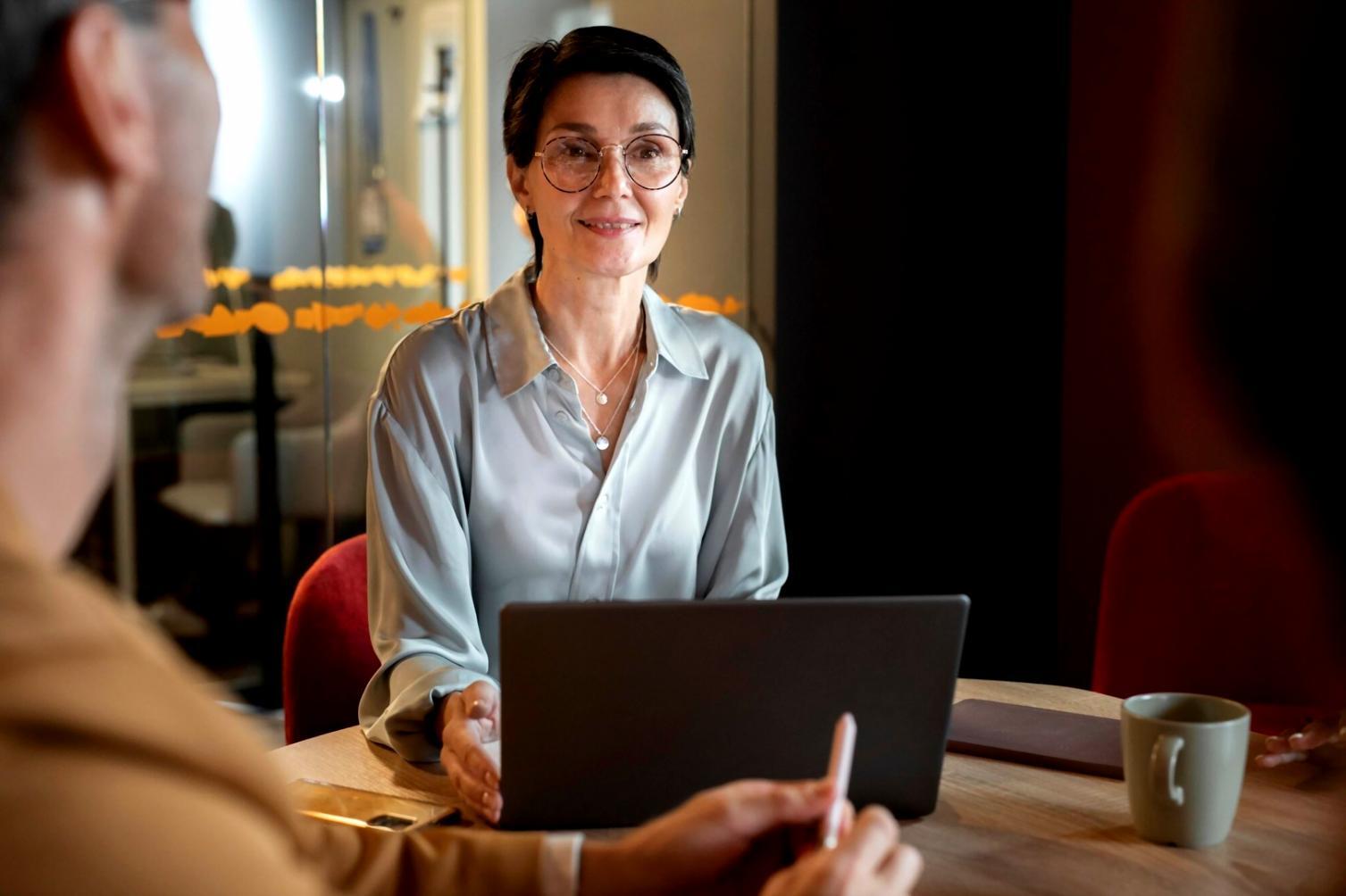 Estudiante revisando estrategias de trading con material educativo